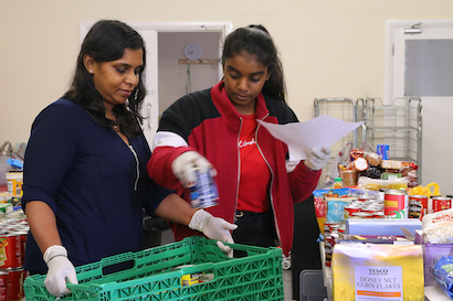 volunteers-at-the-rose-7